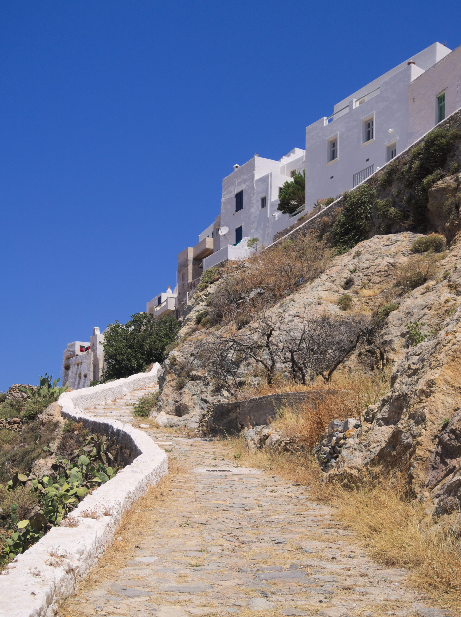 Narrow whitewashed alley in Serifos Chora